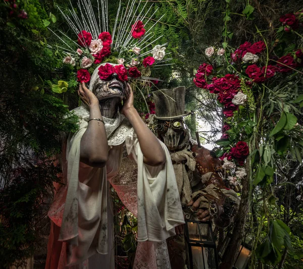 Fabelhafte Stilisierung von Santa Muerte - Heiliger Tod - moderner religiöser Kult. Konzeptkunst Märchenfoto. — Stockfoto