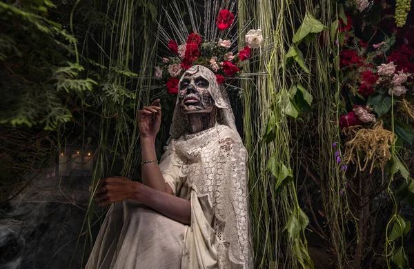 Fabelhafte Stilisierung von Santa Muerte - Heiliger Tod - moderner religiöser Kult. Konzeptkunst Märchenfoto. — Stockfoto