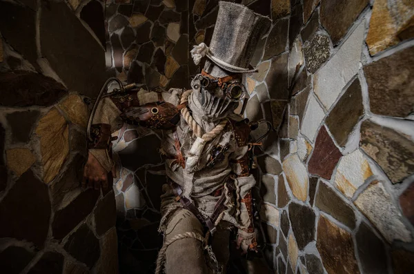 Personaggio futuristico cyborg stalker. Fotografia d'arte in stile steampunk. — Foto Stock