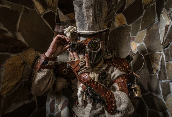 Personnage futuriste harceleur cyborg. Photographie d'Art dans le style steampunk. — Photo