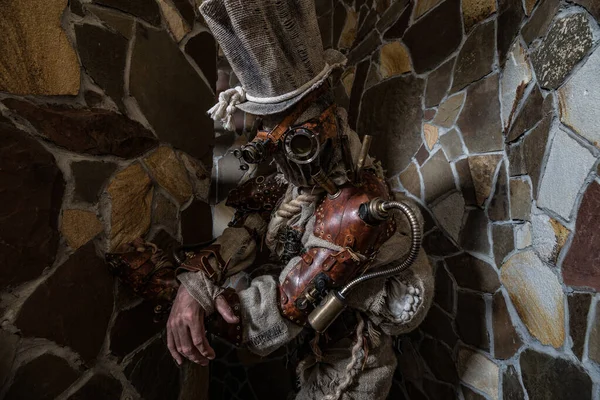 Futuristiska karaktär cyborg stalker. Konstfotografi i steampunkstil. — Stockfoto