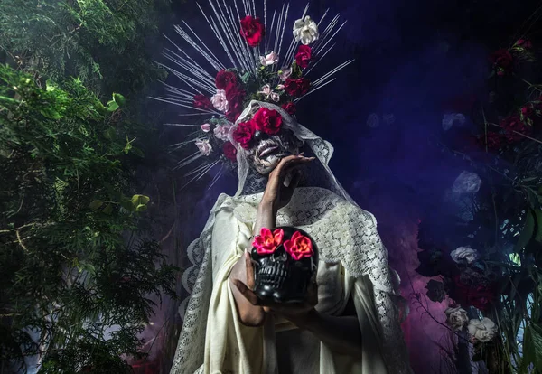 Fabuleuse stylisation de Santa Muerte - Sainte Mort - culte religieux moderne. Concept Art conte de fées photo. — Photo