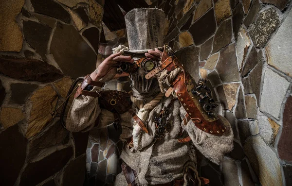 Personaggio futuristico cyborg stalker. Fotografia d'arte in stile steampunk. — Foto Stock