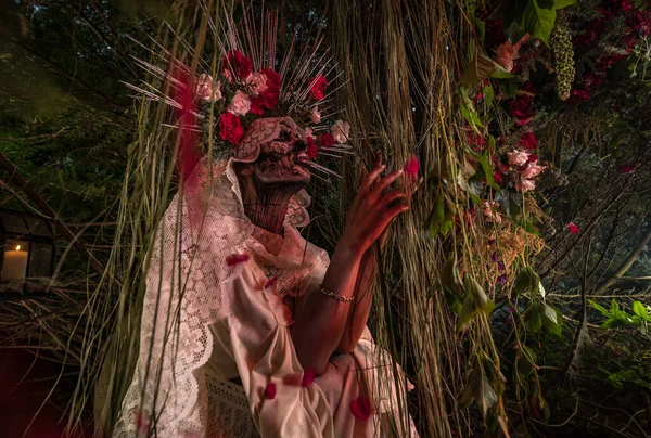 Fabelhafte Stilisierung von Santa Muerte - Heiliger Tod - moderner religiöser Kult. Konzeptkunst Märchenfoto. — Stockfoto