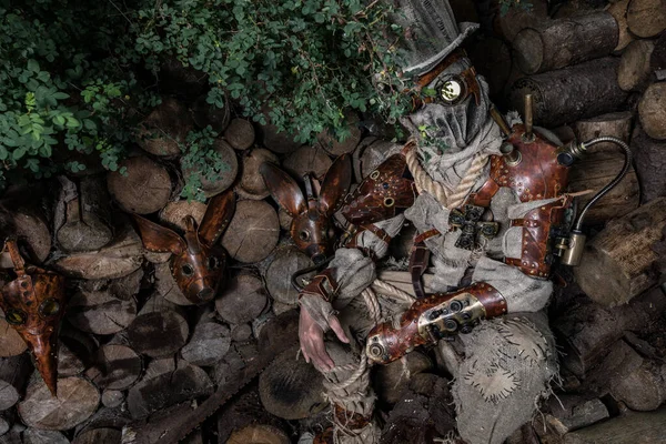 Futuristische Figur Cyborg Stalker. Kunstfotografie im Steampunk-Stil. — Stockfoto