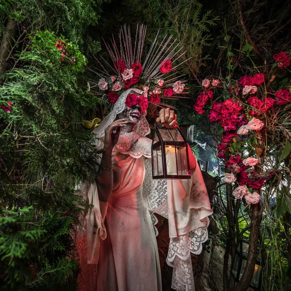 Fabelhafte Stilisierung von Santa Muerte - Heiliger Tod - moderner religiöser Kult. Konzeptkunst Märchenfoto. Stockfoto