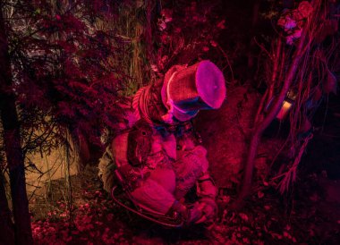 Gelecekçi karakter cyborg takipçisi. Steampunk stilinde sanat fotoğrafçılığı.