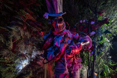 Gelecekçi karakter cyborg takipçisi. Steampunk stilinde sanat fotoğrafçılığı.