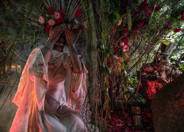 Fabelhafte Stilisierung von Santa Muerte - Heiliger Tod - moderner religiöser Kult. Konzeptkunst Märchenfoto. — Stockfoto