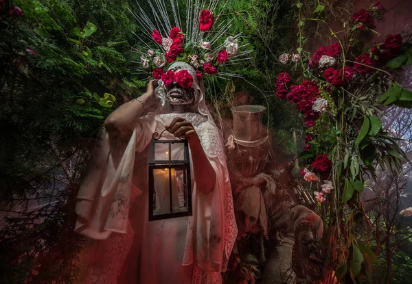 Fabelhafte Stilisierung von Santa Muerte - Heiliger Tod - moderner religiöser Kult. Konzeptkunst Märchenfoto. — Stockfoto
