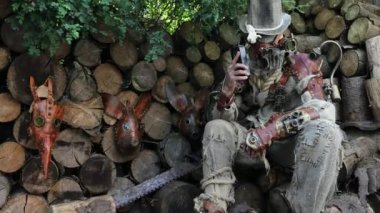 Gelecekçi karakter cyborg takipçisi. Steampunk stili 4K Görüntü.