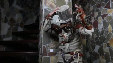 Gelecekçi karakter cyborg takipçisi. Steampunk stili 4K Görüntü.