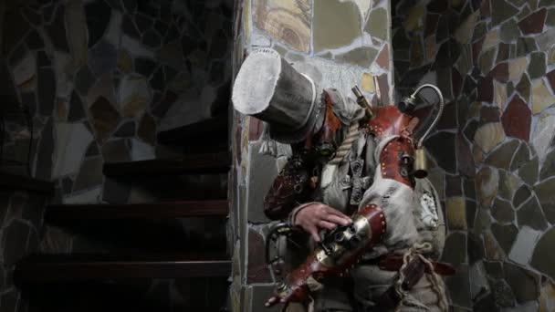 Personnage futuriste harceleur cyborg. Photographie d'Art en style steampunk 4K Footage. — Video