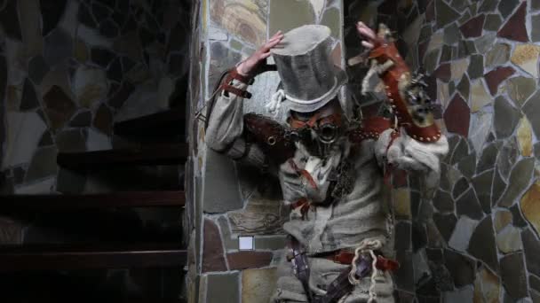 Personnage futuriste harceleur cyborg. Photographie d'Art en style steampunk 4K Footage. — Video