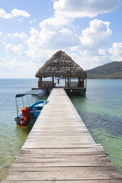 Hombre Salta Muelle Madera Lago Azul Cristalino Guatemala América Del —  Fotos de Stock