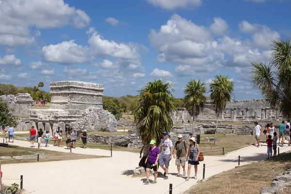 Tulum Meksyk 2017 Turyści Odwiedzają Ruiny Tulum Riwierze Majów Meksyku — Zdjęcie stockowe