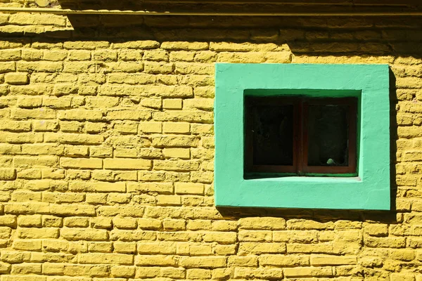 Φωτεινό Κίτρινο Τούβλο Τοίχο Φόντο Πράσινο Περίγραμμα Παραθύρου Μια Πλευρά — Φωτογραφία Αρχείου
