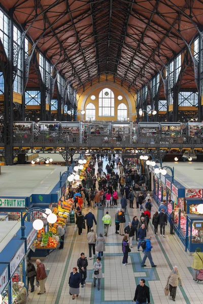 ブダペスト ハンガリー 2016 大市場ホールのインテリアやハンガリーのブダペストで最大かつ最古の屋内市場のベンダーを示す中央市場ホール — ストック写真