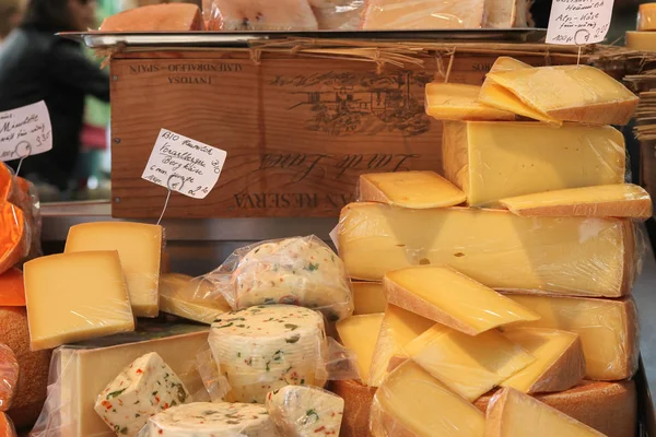 Mnichov Německo 2016 Sýr Zobrazení Obchodě Sýr Trhu Pokrmů Mnichově — Stock fotografie