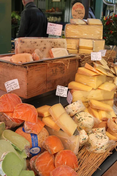 Mnichov Německo 2016 Sýr Zobrazení Obchodě Sýr Trhu Pokrmů Mnichově — Stock fotografie