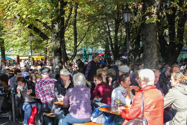 Münih Almanya 2016 Insanlar Zevk Içecekler Gıda Erzak Pazarda Münih — Stok fotoğraf