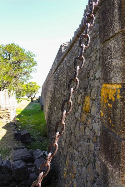 歴史的な壁の町の新しい 古い部分やコロニア サクラメント ウルグアイ 南アメリカの旧市街を分割 — ストック写真