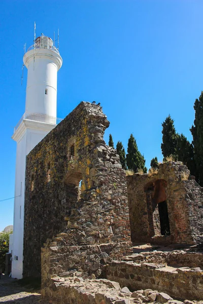 灯台と町の古い部分やコロニア サクラメント ウルグアイ 南アメリカの旧市街の遺跡 — ストック写真