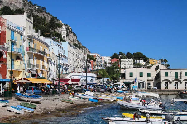 Capri Italien 2015 Belebter Strand Mit Angedockten Booten Und Spaziergängern — Stockfoto