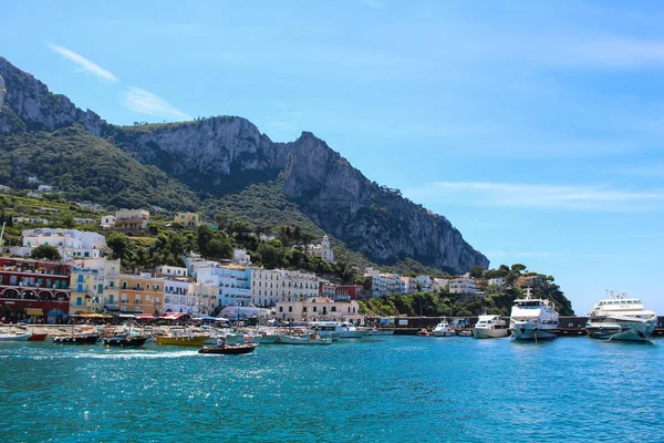 Capri Italien 2015 Belebter Strand Mit Angedockten Booten Und Spaziergängern — Stockfoto