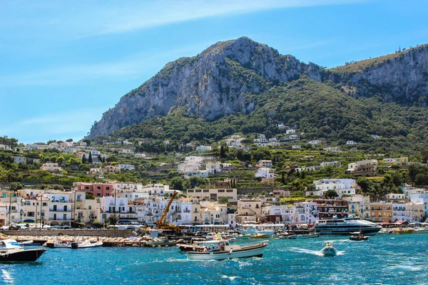 Capri Italia 2015 Spiaggia Trafficata Con Barche Attraccate Persone Che — Foto Stock