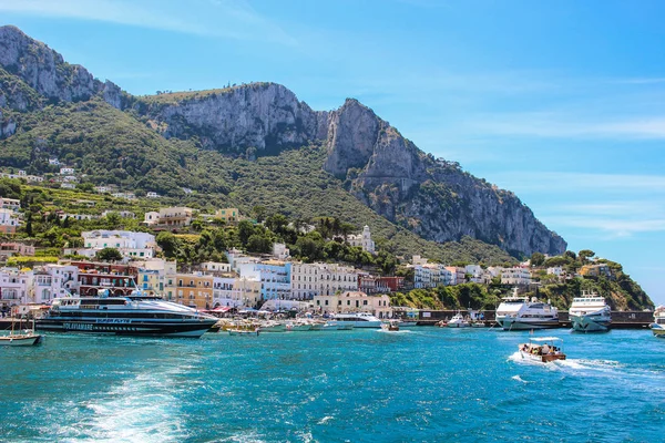 Capri Italia 2015 Spiaggia Trafficata Con Barche Attraccate Persone Che — Foto Stock