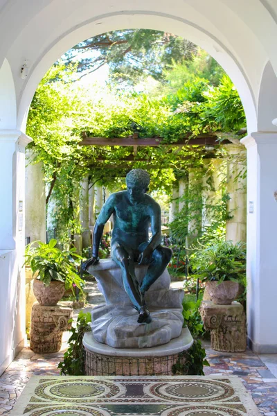 Capri Itálie 2015 Pergola Římskou Sošku Zdobí Villa San Michele — Stock fotografie