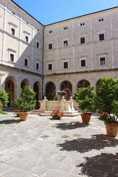 Monte Cassino Italie 2017 Cour Avec Fontaine Verdure Dans Abbaye — Photo
