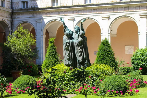 Monte Cassino Italie 2017 Cour Avec Statue Saint Avec Fleurs — Photo