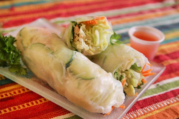 新鲜越南卷裹在大米纸上 里面装满了蔬菜和花生 用辛辣的亚洲酱蘸 — 图库照片