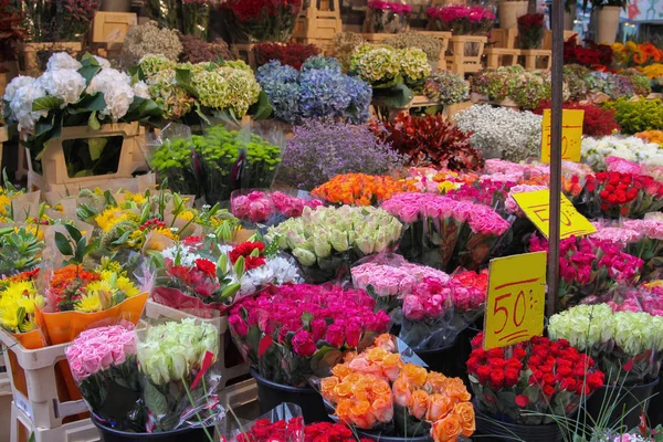 Florista Mercado Livre Vendendo Uma Variedade Flores Coloridas Como Rosas — Fotografia de Stock