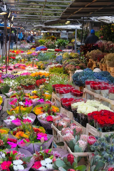 Estocolmo Suécia 2016 Florista Mercado Livre Vendendo Uma Variedade Flores — Fotografia de Stock