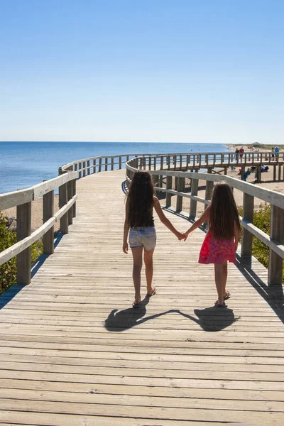 Young Girls Holding Hands Walking Boardwalk Bouctouche Atlantic Ocean New — Stock Photo, Image