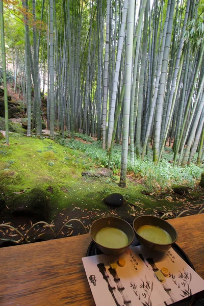 Kommen van Matcha thee in het midden van bamboe bos in Japan — Stockfoto