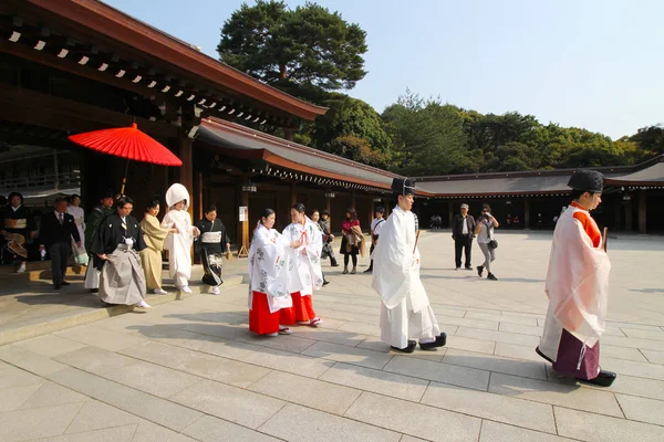 Procissão de casamento tradicional no Santuário Meiji em Tóquio, Japão — Fotografia de Stock