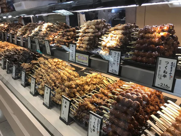 京都の焼き肉カウンターで焼き鳥が販売開始 — ストック写真