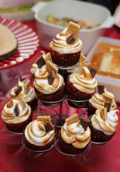 Cupcakes a többszintű állni egy ünnepi Party — Stock Fotó