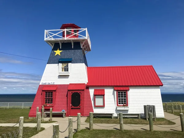 Latarnia morska Grande Anse New Brunswick pomalowana flagą Acadian — Zdjęcie stockowe