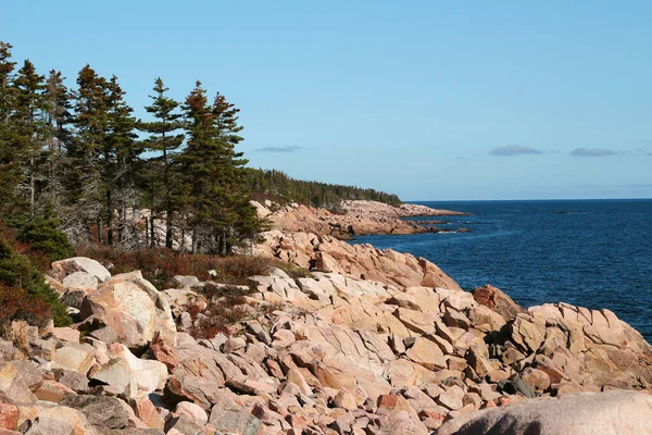 Cape Breton, Nova Scotia Cabo boyunca engebeli kıyı manzarası — Stok fotoğraf