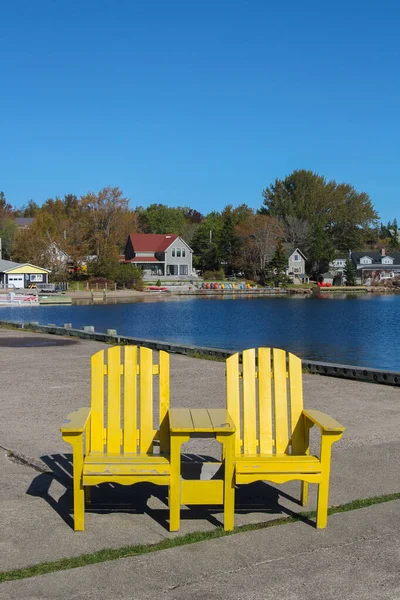 İskelede sarı sandalyeler Baddeck, Cape Breton, Nova Scotia — Stok fotoğraf