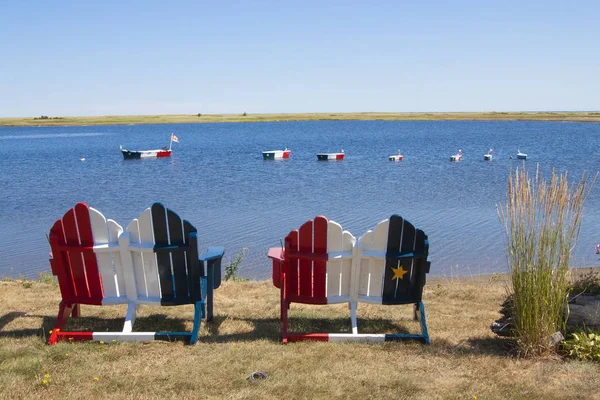 Acadian vlajky malované židle a čluny v New Brunswick Kanada — Stock fotografie
