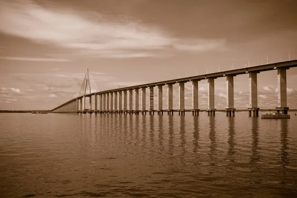 Sepia tonificou Ponte Rio Negro, Manaus, Amazonas Brasil — Fotografia de Stock