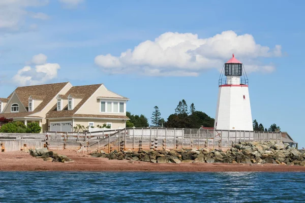 セント アンドリュースの灯台 カナダ ニューブランズウィック州のファンディ湾の海による — ストック写真