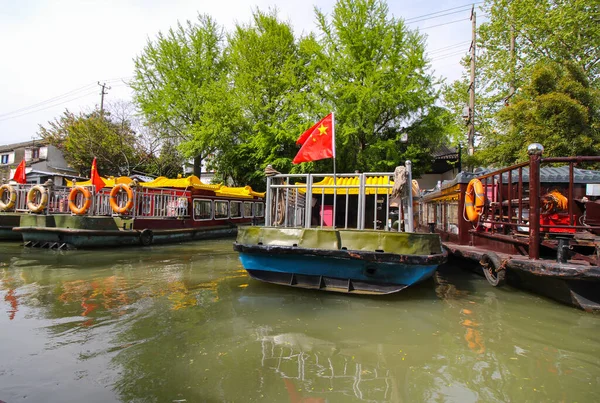 Canal Suzhou China Boats Docked Banks Trees Houses Background — Stock Photo, Image