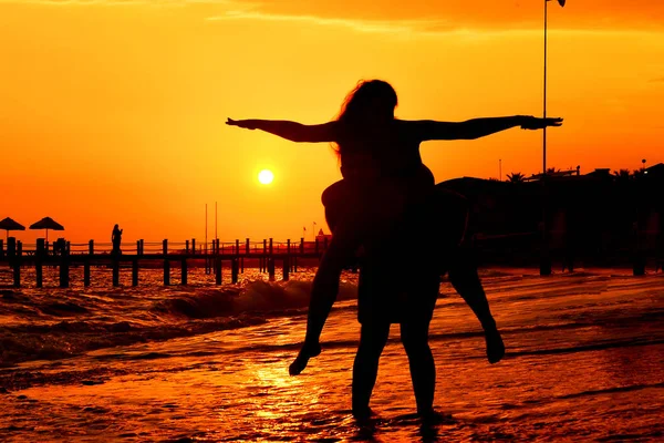 Zonsondergang Silhouet Van Jong Paar Liefde Knuffelen Het Strand — Stockfoto